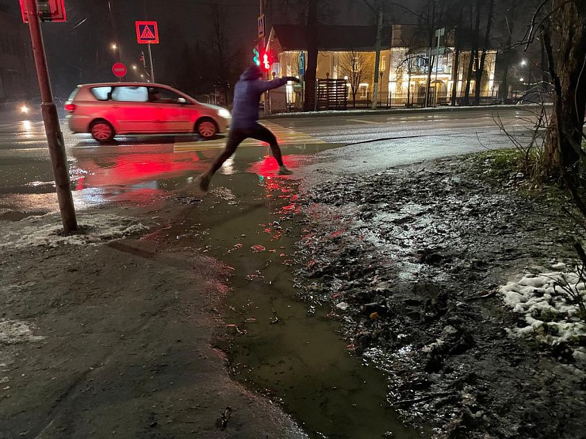 Добраться до театра и не упасть в грязь лицом