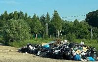 Пляж в Зеленково завалили мусором