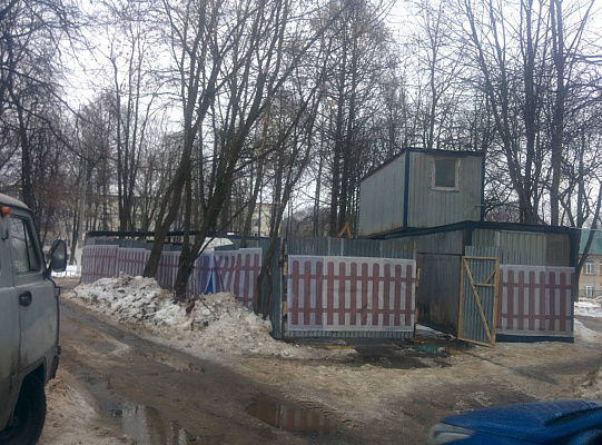 Вблизи жилых домов на улице Босова появился строительный городок 