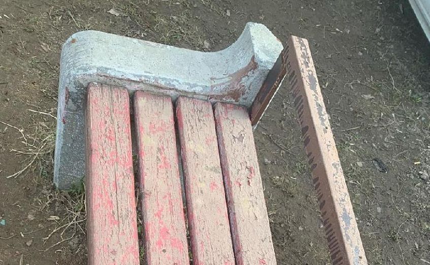 Двор в Дедовске: лавочка, на которой нельзя сидеть, и другие «шедевры» 