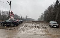 Единственная парковка у платформы 50 км продолжит утопать в грязи