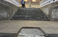 Лестница в поликлинике Дедовска начала разваливаться сразу после ремонта
