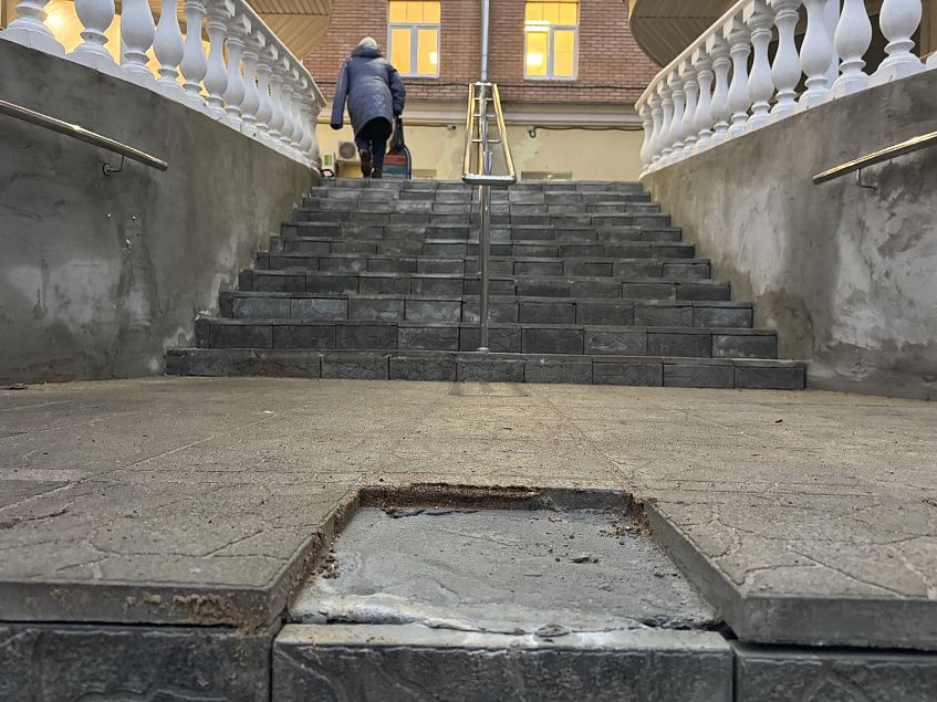 Лестница в поликлинике Дедовска начала разваливаться сразу после ремонта