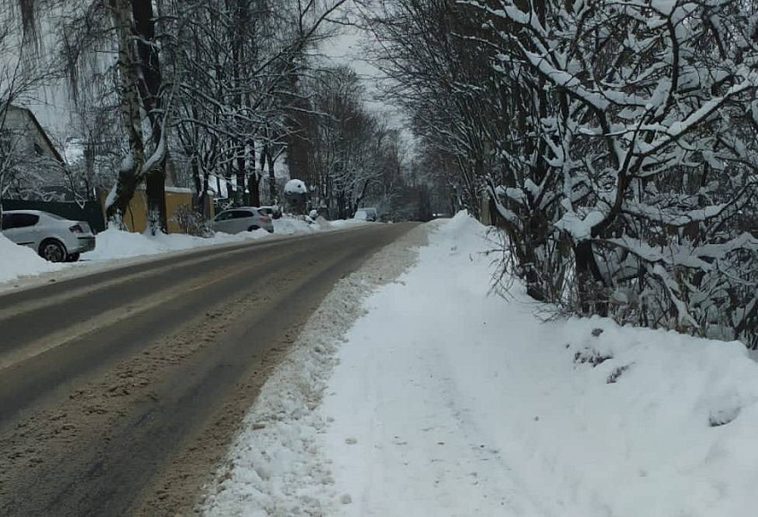 «До весны сидеть дома?» В Снегирях пешеходы оказались не в приоритете