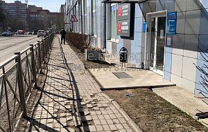 Полуразрушенный тротуар вблизи здания администрации внесли в план ремонта