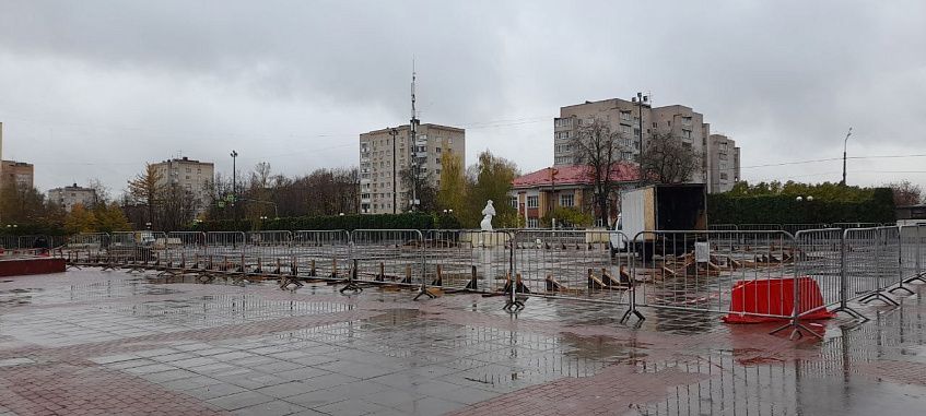 На площади Дружбы в Истре приступили к монтажу основания под будущий каток