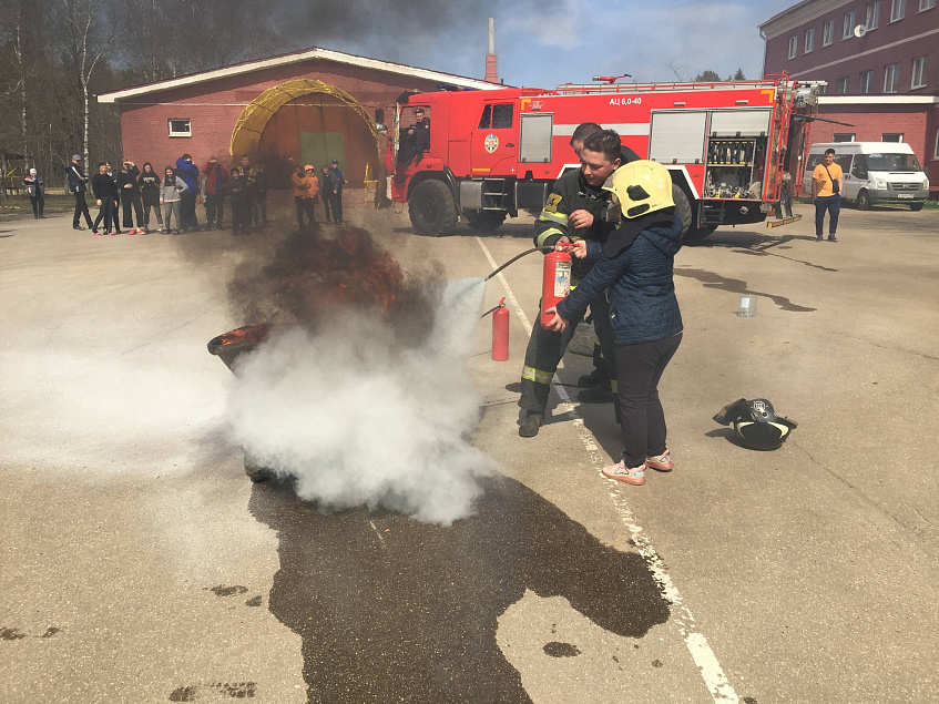 Детям напомнили о пожарной безопасности и научили пользоваться огнетушителем