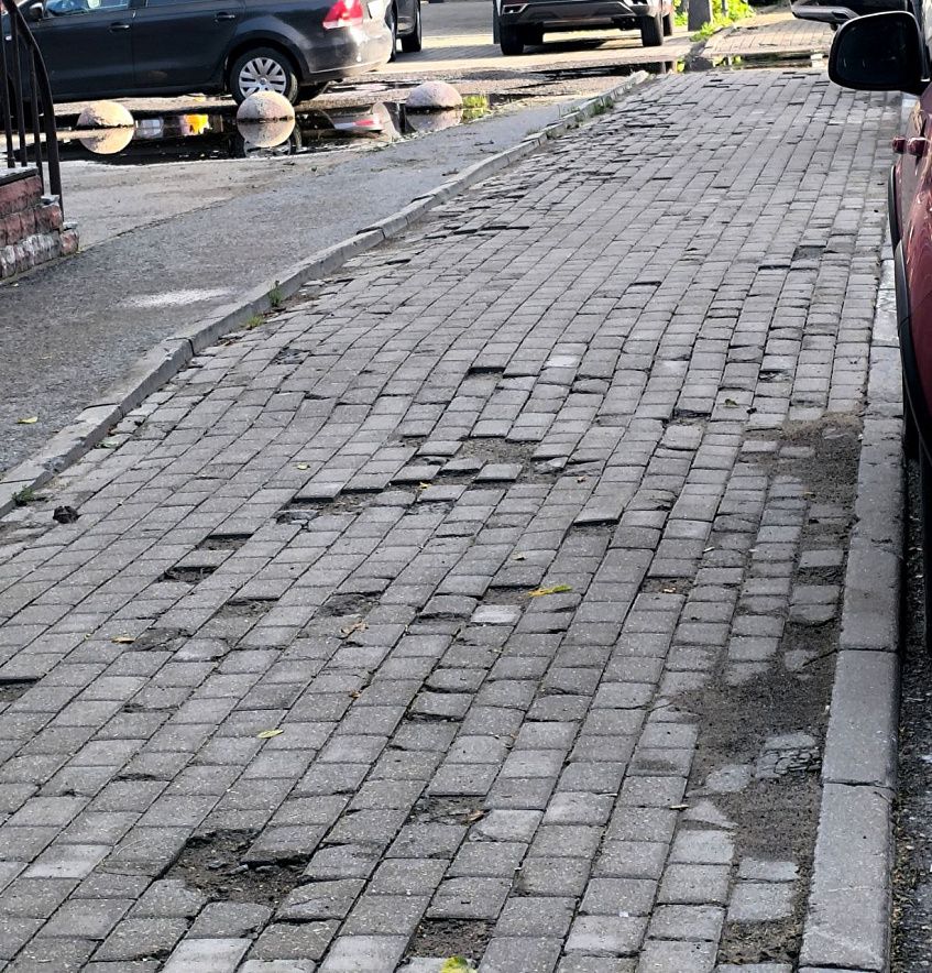 Вызовы городской инфраструктуры: путь к администрации по разбитой брусчатке