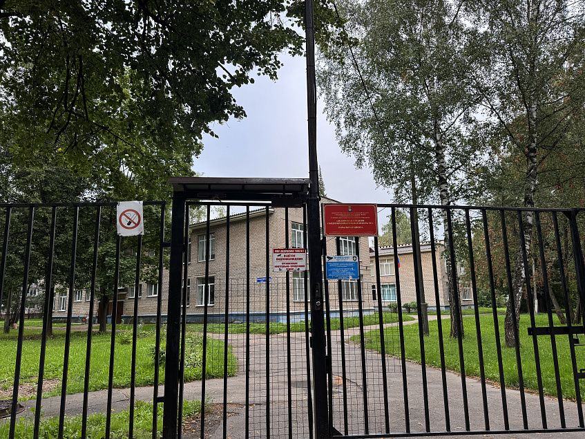  На территорию начальной школы № 1 в Дедовске обустроят новый вход