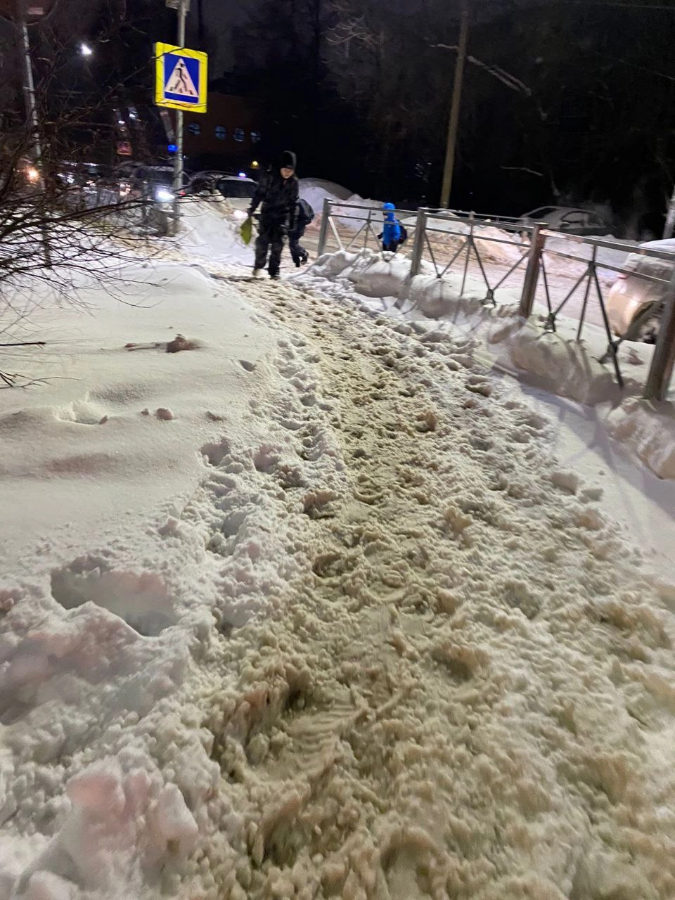 почему нужно мыть полы. еженедельная уборка. женщина убирается в доме. уборка мужчина. сухая и влажная уборка.