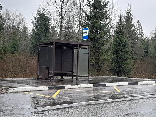 Синево истра. Скамейка на остановке.