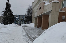 Истринцы сравнили вычищенные тротуары у администрации с непроходимыми — у школ и поликлиники