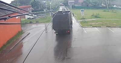 В Глебовском мусоровоз на полном ходу снёс провода 