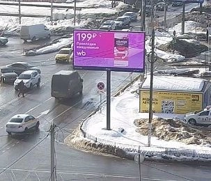 Заторы на переезде: машинам приходится стоять за шлагбаумом