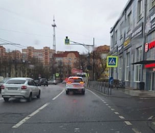 Знаки пешеходного перехода у администрации в Истре закрыли пакетами