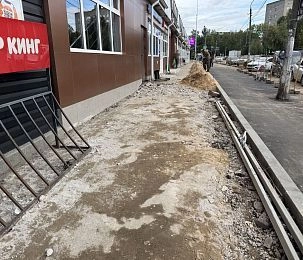 На Железнодорожной улице в Дедовске ремонтируют спорный тротуар 