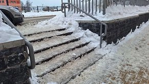 Лестница у детской поликлиники травмоопасна!