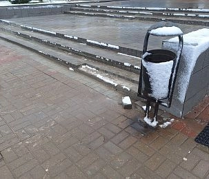 Ремонт крыльца в СК «Арена-Истра» не продержался и полгода.