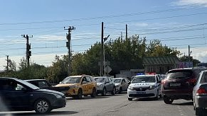 Очередь за бензином парализует железнодорожный переезд в Истре