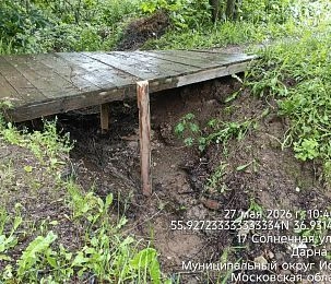 Ремонт мостика в Дарне: из грязи и  палок