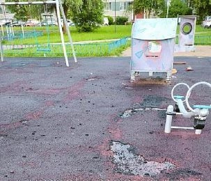 Детская площадка в Новопетровском пришла в негодность
