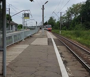 Малыш потерял зуб после падения на досках платформы в Новопетровском