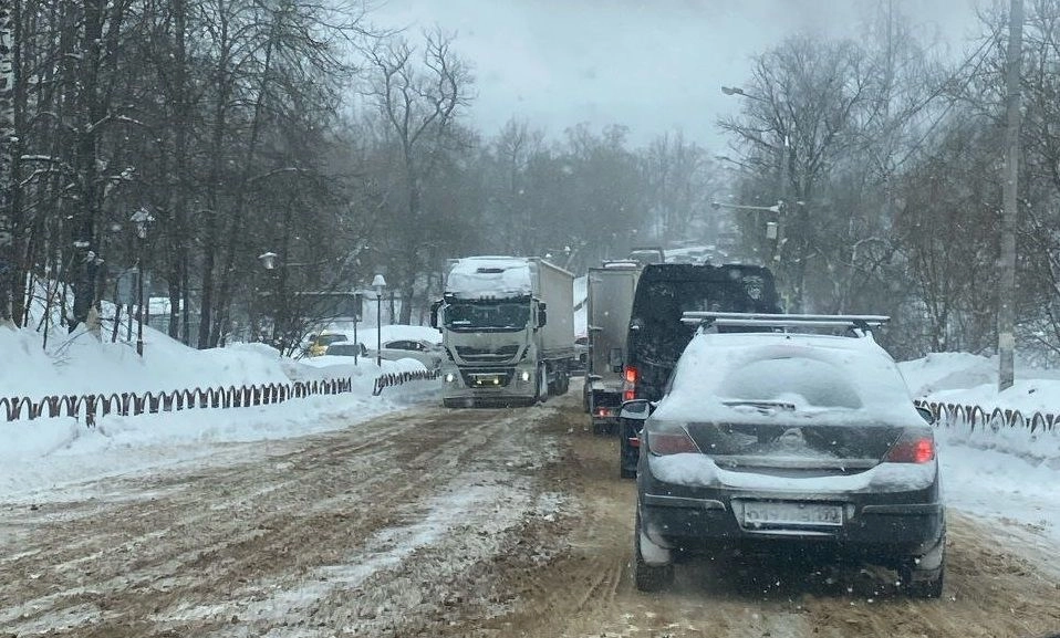Истра в районе монастыря встала в огромную пробку