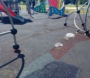 Детская площадка в Румянцево: безопасное покрытие превратилось в травмоопасное
