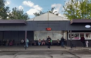Пока собственник и перевозчик делят ответственность, пассажиры в Истре спотыкаются о бордюры