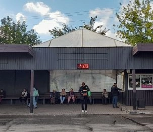 Пока собственник и перевозчик делят ответственность, пассажиры в Истре спотыкаются о бордюры