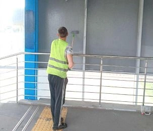 Со стен надземного перехода в Дедовске убрали граффити