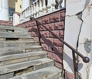 Аварийный вид и далёкие сроки: жители требуют ускорить ремонт Истринского ДК