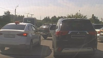 Как таксисты создают аварийные ситуации на городских улицах