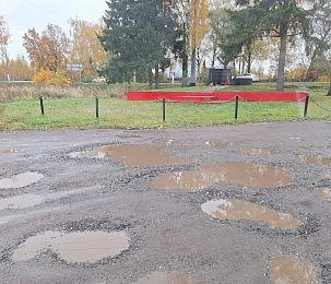Жители Вельяминово несколько лет ждут ремонта дороги у мемориала