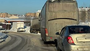 На единственном въезде в Восточный образовалась хаотичная парковка брошеных машин