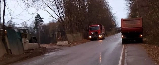 В Павловской Слободе тротуар занят грузовиками