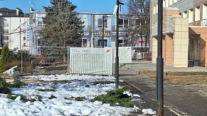 Пешеходный тротуар у здания администрации теперь недоступен