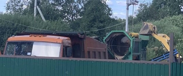 На сельхозземлях в Адуево работает дробилка