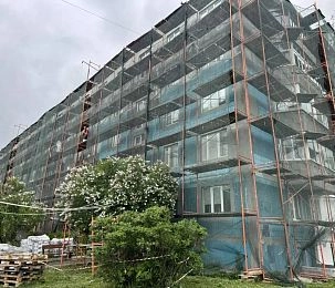 Работы по ремонту фасада дома № 15А в Новопетровском стартовали