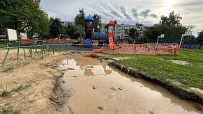 Благоустройство в Дедовске: вместо дорожек — река грязи, вместо бордюров — ямы