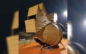 На новой площадке в Глебовском деревянная курица не выдержала детских шалостей