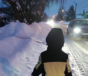 В Никулино дети идут по дороге: тротуар завален снегом