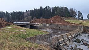 Накануне Пасхи в  Глебовском закрыли единственный короткий путь к кладбищу 