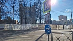 Пешеходы в Истре продолжают пользоваться закрытым переходом у ТЦ «Бриз»