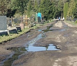 Разбитую дорогу на новом кладбище в Истре отремонтируют