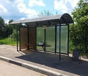 После ремонта автобусная остановка в Максимовке продержалась два дня