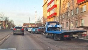 Машину поставить негде, а штраф — реальный: родители о парковке у детской поликлиники