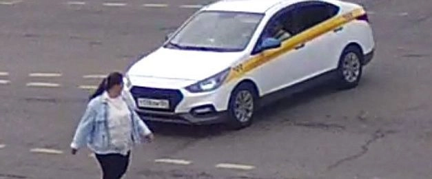 Водитель «такси» проигнорировал правила и едва не сбил пешехода на Волоколамском шоссе
