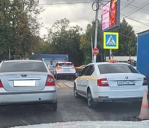 Переулок у Воскресенской площади превращается в зону хаоса
