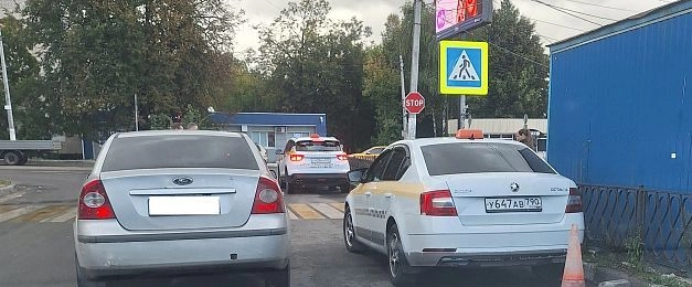 Переулок у Воскресенской площади превращается в зону хаоса